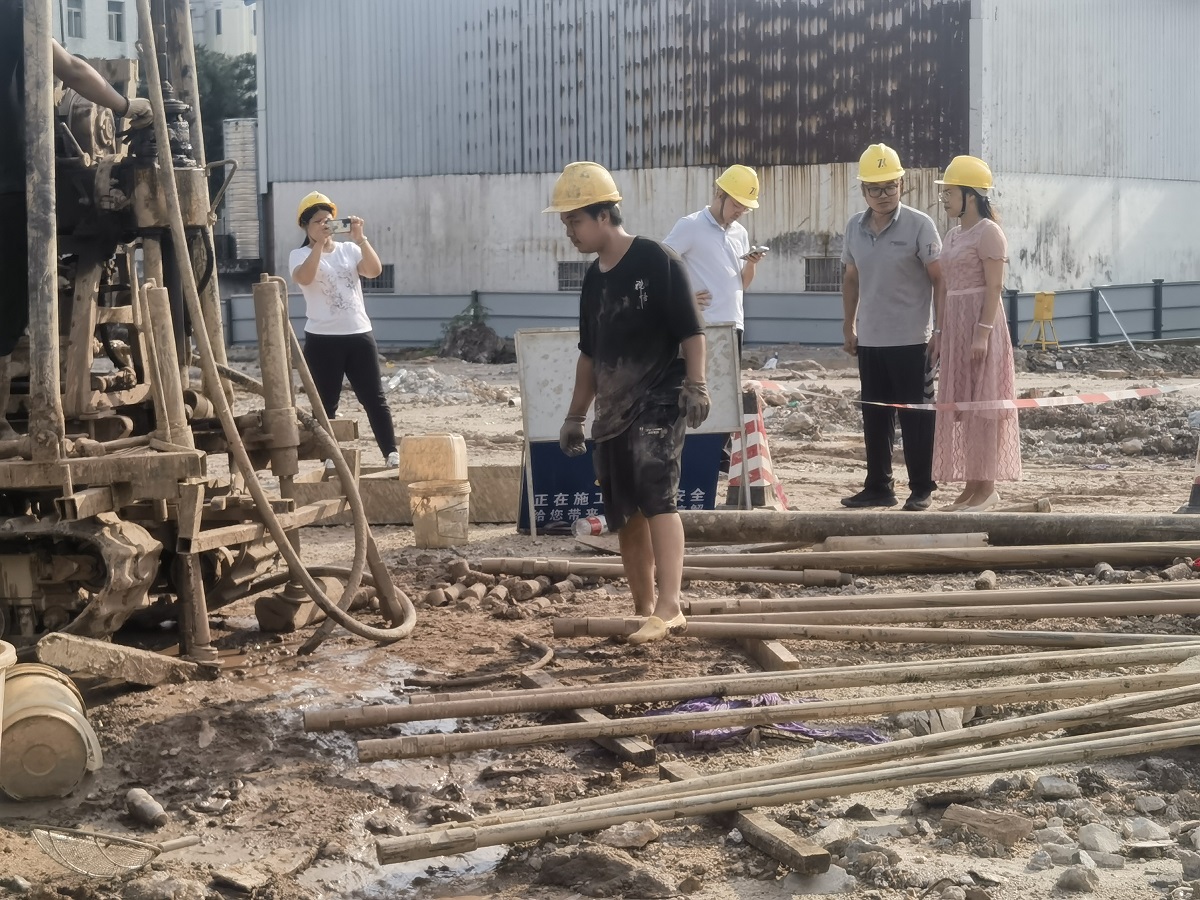 “广州市黄埔区广州开发区区域性地震安全性评估”项目的野外钻探作检查工作